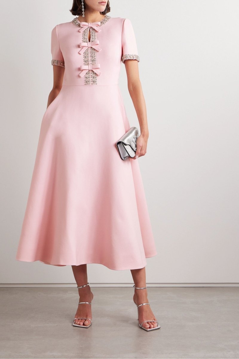 Vestido midi de satén con lazo y adornos de cristal